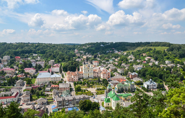 Gyönyörű nyári kilátás a Bona Hill Kremenets város és a korábbi jezsuita katedrális. Ternopil régió, Ukrajna - Fotó, kép