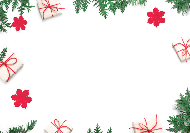 テキスト用のコピースペース付きの白い背景の上の公正なブランチとギフトボックス。クリスマスと新年。休日のコンセプト. - 写真・画像