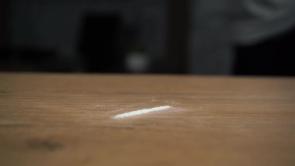 Huumeiden väärinkäyttöä. Mies haistaa kokaiinijauhetta rullatulla setelillä.. - Materiaali, video