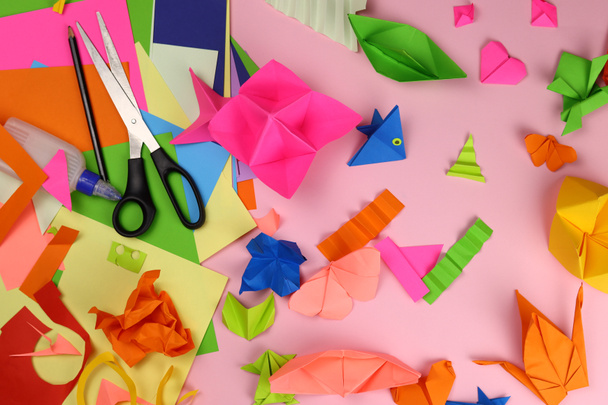 artigianato origami fatto di carta colorata su sfondo rosa - Foto, immagini