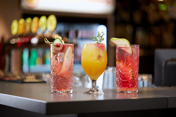 glazen cocktails op bar, dichtbij uitzicht  - Foto, afbeelding