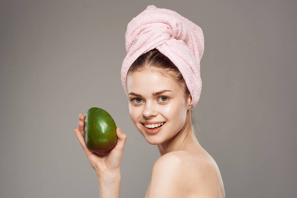 Mujer bonita hombros desnudos mango Exóticos trópicos cuidado de la piel - Foto, imagen