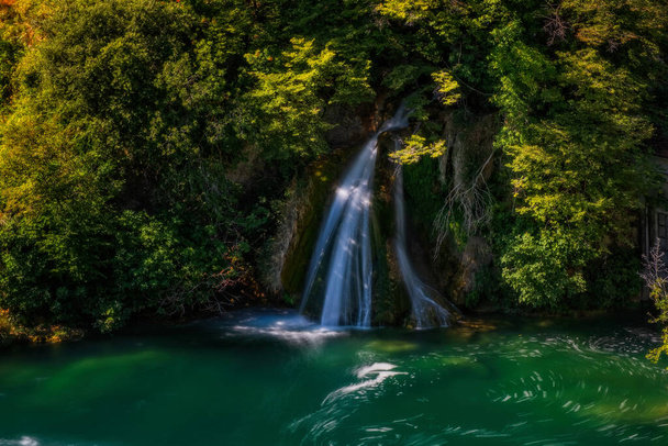 Cascada y agua clara del río. Cerca de la fuente del río Krka en Croacia. Larga exposición, septiembre 2020 - Foto, Imagen
