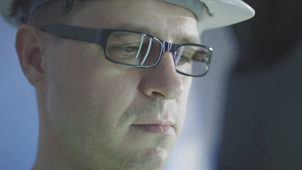 Portrait of a technician wearing hard hat and glasses, close-up shot - Fotografie, Obrázek