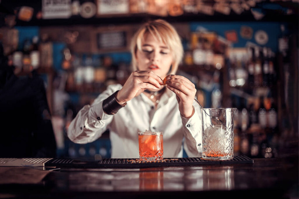 Doce barmaid demonstra suas habilidades profissionais no pub - Foto, Imagem