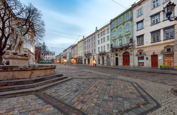 Lviv vagyok. Városháza tér hajnalban. - Fotó, kép