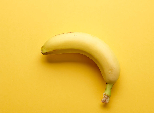 fresh ripe banana on yellow background, top view - Foto, afbeelding