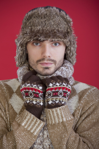 毛皮の帽子、セーターの男 - 写真・画像