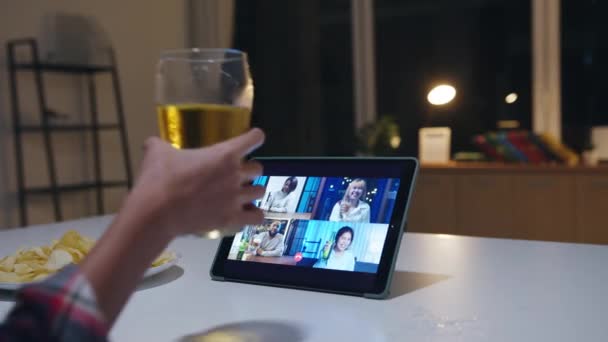 Jonge dame uit Azië die bier drinkt en plezier heeft op het happy moment 's nachts feest online viering via videogesprek in de woonkamer thuis' s nachts. Sociale afstand, quarantaine voor coronaviruspreventie. - Video