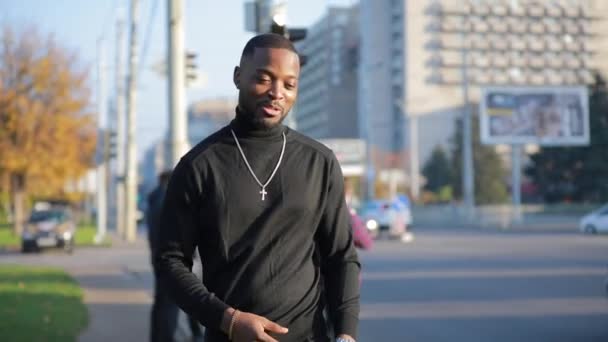 Afrikai-amerikai férfi pózol a kamerának a városban - Felvétel, videó