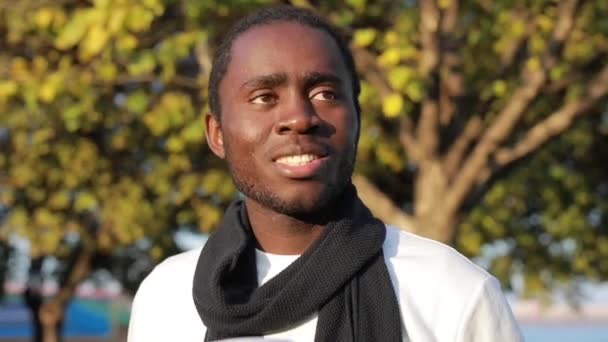 Hombre africano se pone auriculares y escucha música - Metraje, vídeo