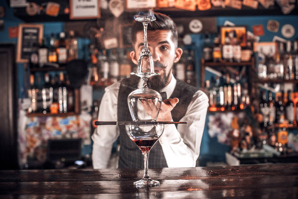 Barman crea un cóctel en el porterhouse - Foto, imagen