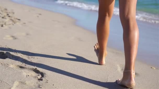 Pies femeninos sobre arena blanca playa fondo el mar - Metraje, vídeo