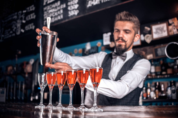 Barman brouwt een cocktail op de porterhouse - Foto, afbeelding