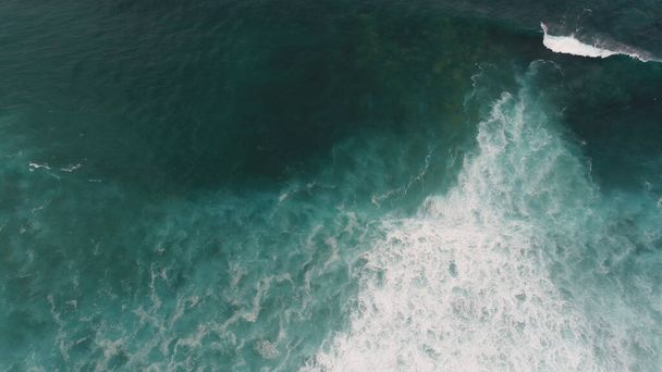 Береговая линия со скалами и его цвета и море замечается - Фото, изображение