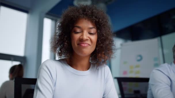 Mujer de negocios de raza mixta teniendo conversación en línea con su socio de negocios - Imágenes, Vídeo