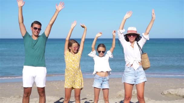 Giovane famiglia in vacanza al mare estiva - Filmati, video