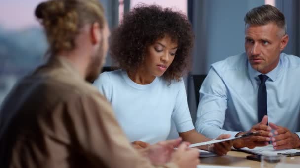 Gemischte Rasse Geschäftsfrau und Geschäftsmann überzeugen Partner, einen Deal zu schließen - Filmmaterial, Video