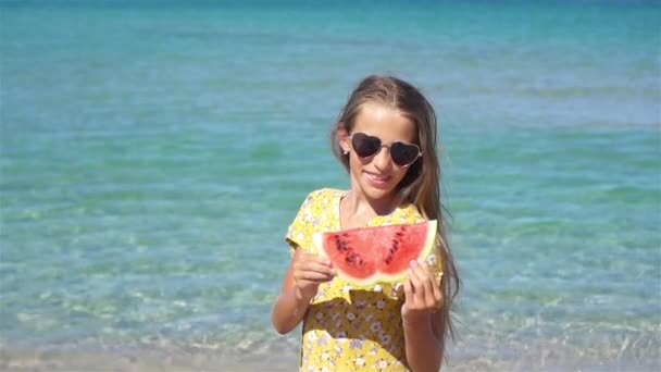 Boldog gyermek a tengeren görögdinnyével - Felvétel, videó