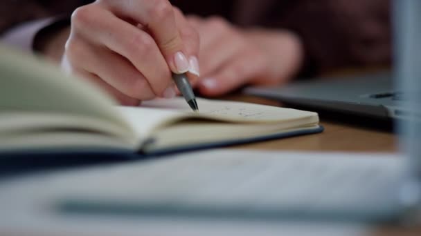 Επιχειρηματίας κρατώντας σημειώσεις στο σημειωματάριο. Επαγγελματικό πρόγραμμα γραφής στο ημερολόγιο - Πλάνα, βίντεο