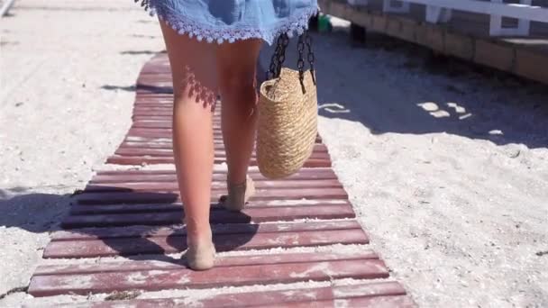 Θηλυκά πόδια σε λευκή αμμώδη παραλία φόντο τη θάλασσα - Πλάνα, βίντεο
