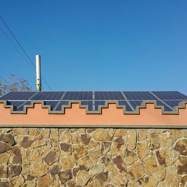 solární panely jsou instalovány na budovách, dopadá na ně sluneční světlo, obnovitelná energie šetrná k životnímu prostředí, levný a moderní způsob výroby elektřiny - Fotografie, Obrázek
