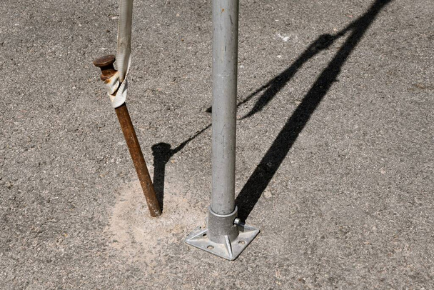 Якірний стрижень свердлиться в бетон і асфальт стоянки для підтримки стоянки
. - Фото, зображення
