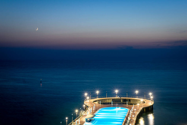18 октября 2020 года. Шекветили. Джорджия. Вид на пятизвездочный отель с успокаивающим видом на море на заднем плане в голубом часу. - Фото, изображение