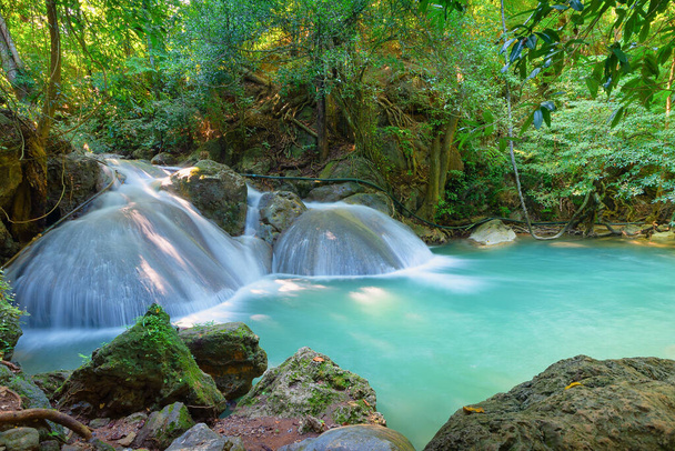 Cascada de Erawan, provincia de Kanchanaburi Tailandia, cascadas naturales, hermosos bosques verdes, - Foto, Imagen