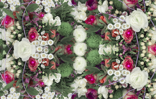Deko-Hintergrund von Sommerblumen Gänseblümchen, Ranunkeln, Ziergräser, Freesie - Foto, Bild