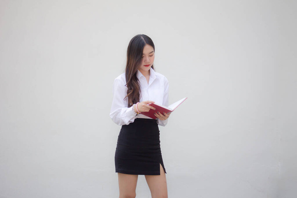 portrait of thai adult office girl read a book - Foto, afbeelding