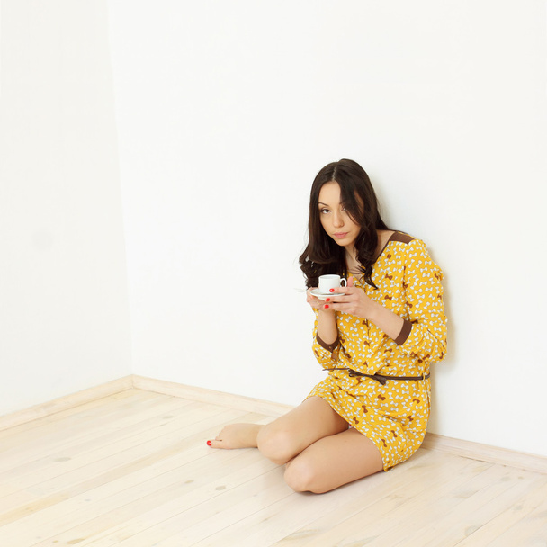 trauriges Mädchen trinkt eine Tasse Kaffee - Foto, Bild