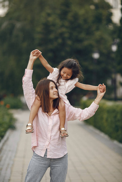 Tyylikäs äiti tyttärensä kanssa kesäpuistossa - Valokuva, kuva
