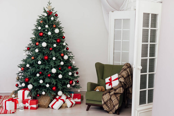 Karácsonyfa dekoráció ajándékokkal és koszorúkkal belső újév - Fotó, kép