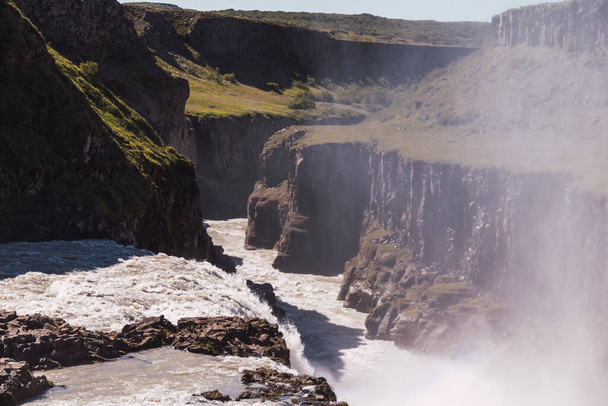 Amplio cañón después de una cascada en la hermosa isla de Islandia - Foto, imagen