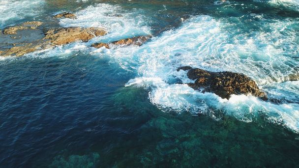 Береговая линия с ее скалами и ее цвета и море замечается - Фото, изображение