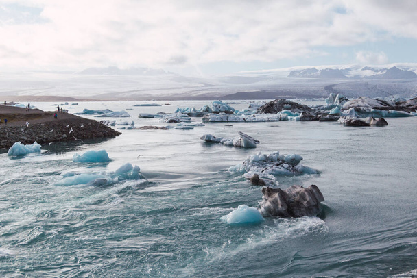 Icebergs en la laguna glaciar de Islandia al atardecer - Foto, Imagen
