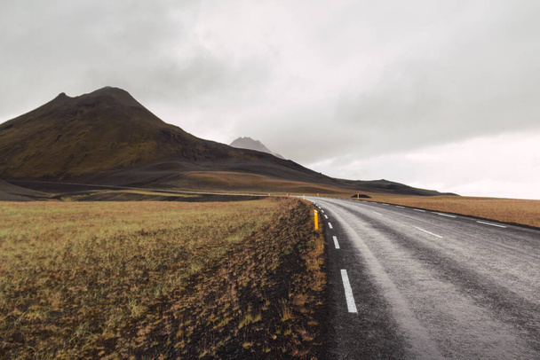 Живописный пейзажный вид на исландскую дорогу и прекрасный вид на природу летом - Фото, изображение