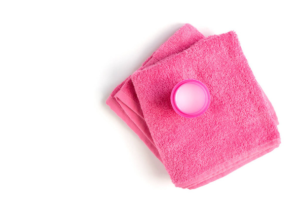 Détergent à lessive gel liquide et serviette rose isolé sur fond blanc. - Photo, image