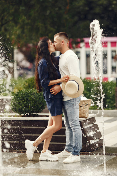 Beautiful couple spend time in a summer city - Foto, imagen