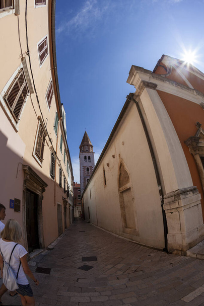 Zadar, Croatia 09 17 2019:Narow streets and people of old town of Zadar. Historical buildings and souvenir shops. - Foto, afbeelding