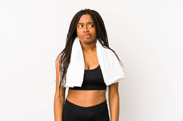 Jovem afro-americana esporte mulher isolado confuso, se sente duvidoso e inseguro. - Foto, Imagem