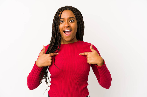 Mujer afroamericana joven aislada sorprendida señalando con el dedo, sonriendo ampliamente. - Foto, Imagen