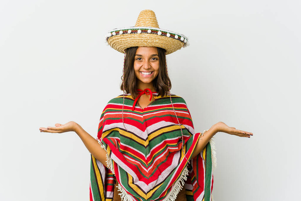 Jeune femme mexicaine isolée sur fond blanc montrant une expression bienvenue. - Photo, image
