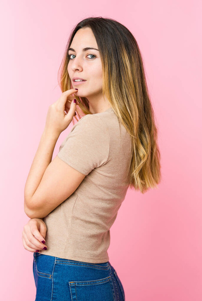 Junge schöne Frau isoliert auf rosa Hintergrund - Foto, Bild