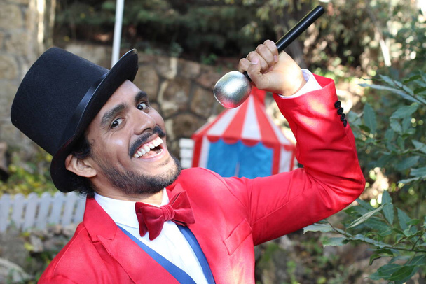 retrato de belo mágico de circo em traje vermelho na frente da tenda do circo - Foto, Imagem
