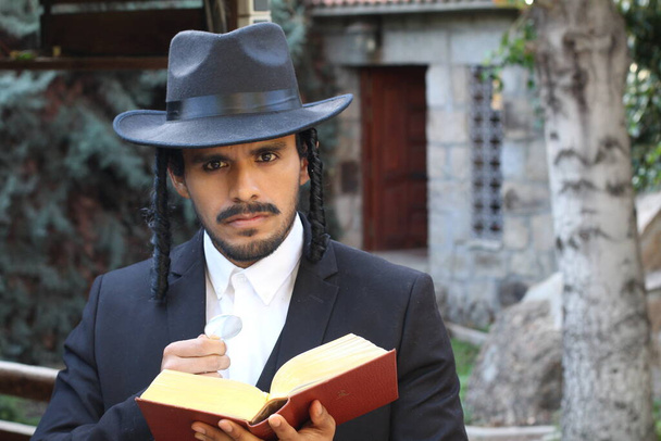lähikuva muotokuva komea nuori rabbi perinteisessä hattu Tanakh luonnollisella taustalla - Valokuva, kuva
