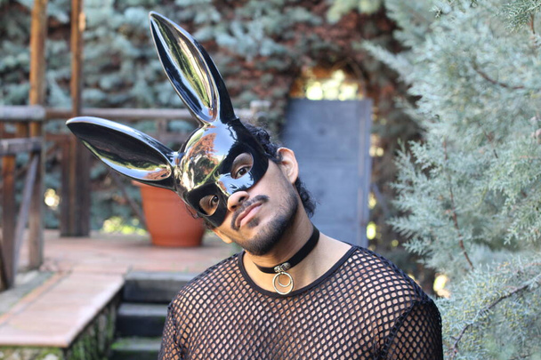 close-up retrato de belo jovem em camisa net e máscara de coelho preto ao ar livre - Foto, Imagem
