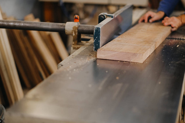 A closeup shot of an industrial wood cutting machine - Foto, immagini