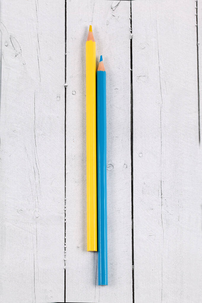 Μια κάθετη όψη πάνω σε χρωματιστά μολύβια σε ξύλινο τραπέζι - Φωτογραφία, εικόνα